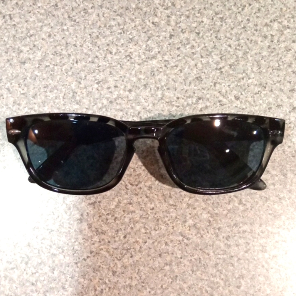 Sunglasses black leopard print UV protection.